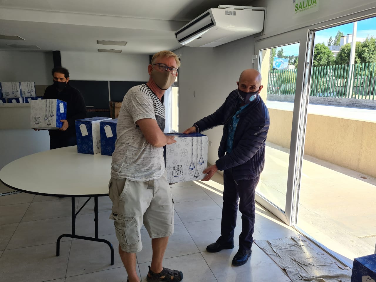 Llugdar y Villegas supervisaron entrega de cajas navideñas en Comodoro