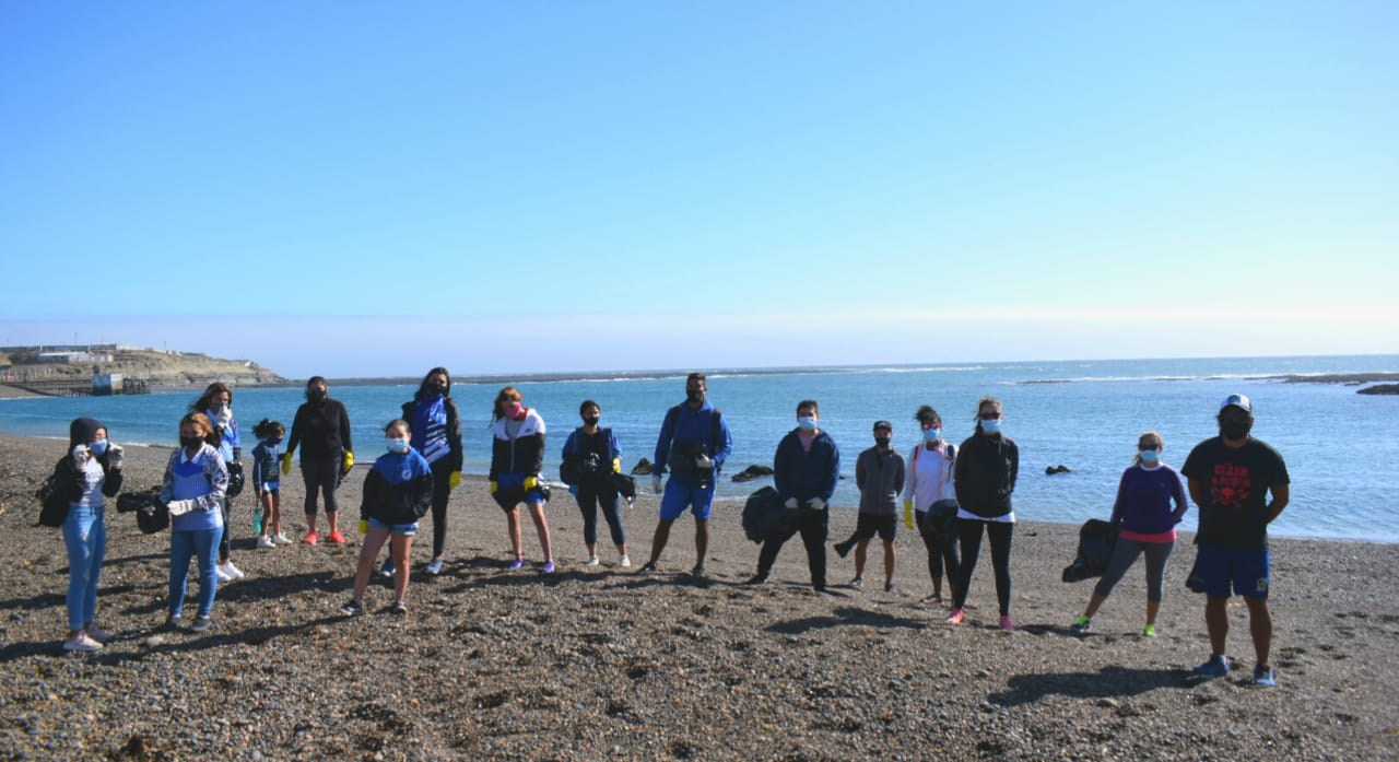 Futbolistas del club Catamarca limpiaron parte de la costanera caletense