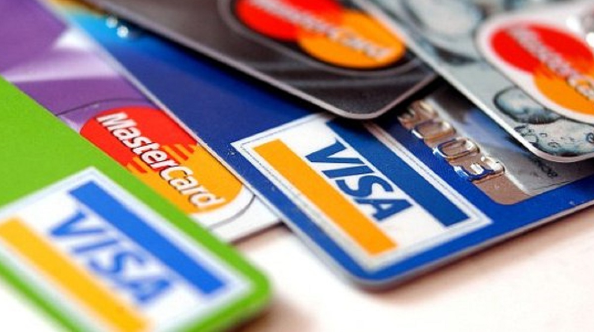 Le robaron 9 tarjetas de crédito y débito, documentación y herramientas