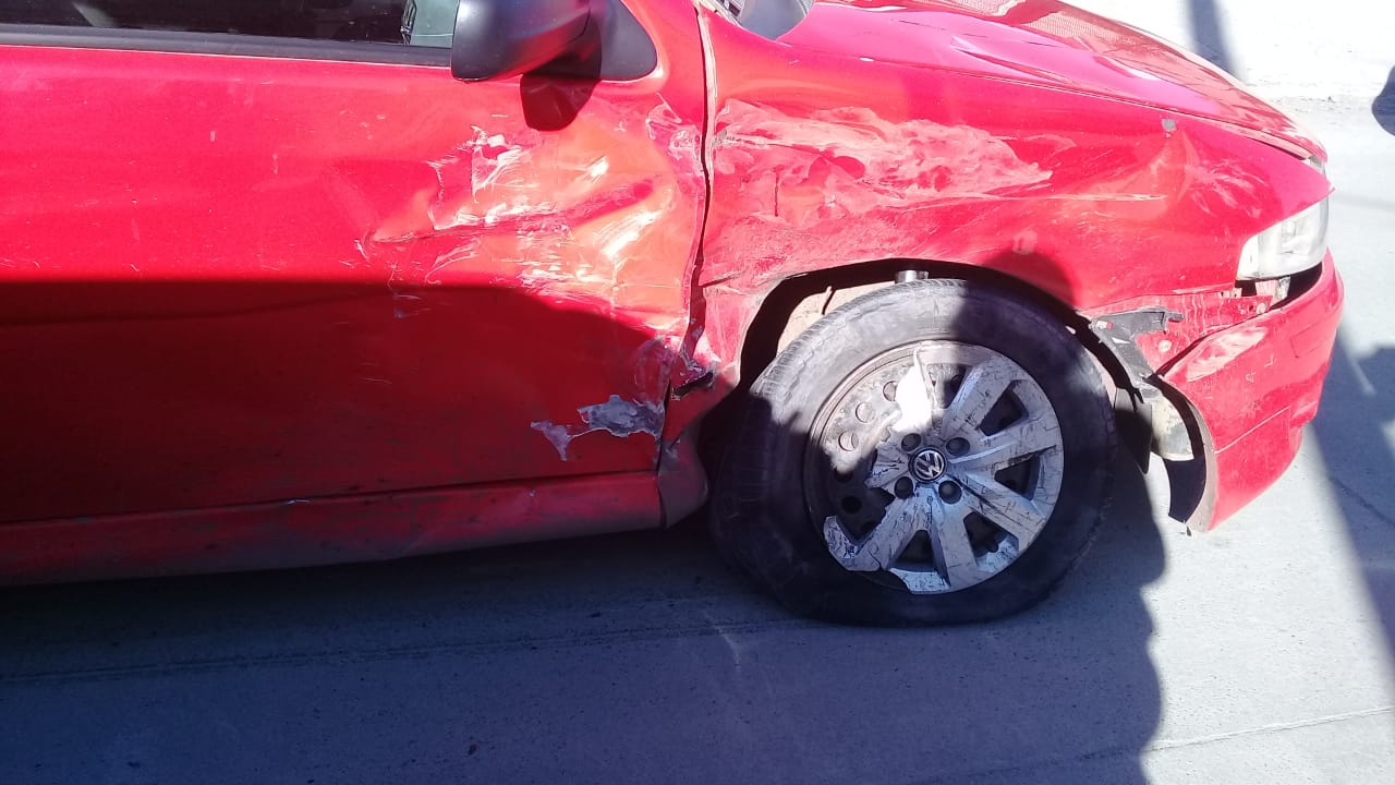 Imprudente chocó a una mujer y atropelló a otras dos: Escaparon y eran dos chicos de 22 y 17 años