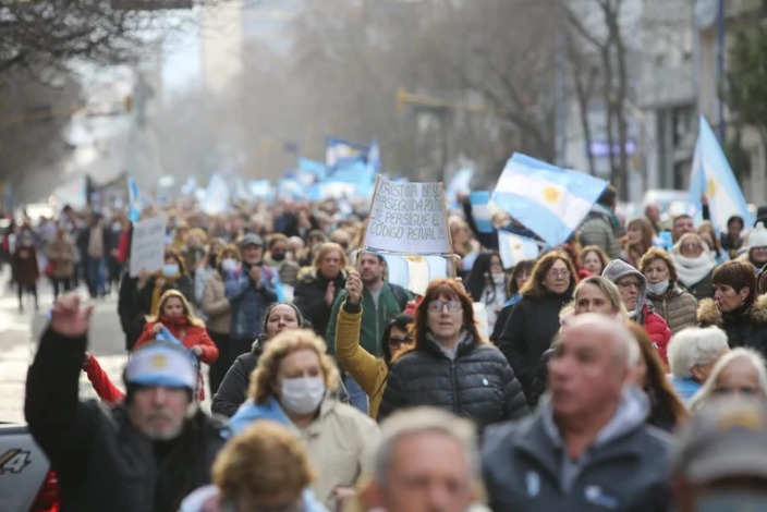 Miles de personas realizan un banderazo en el Obelisco y distintas ciudades del país para protestar contra el Gobierno