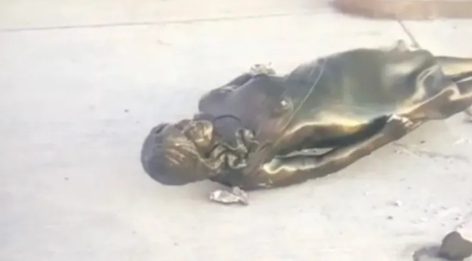 Destruyeron la estatua de Cristina Kirchner en Río Gallegos