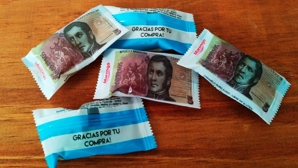 Volvió el billete de $5 en forma de caramelos: una empresa los rescató del olvido para usarlos como vuelto