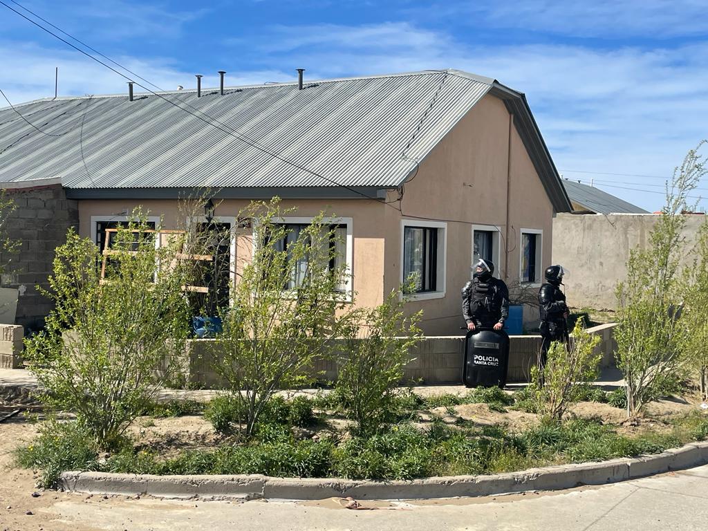 Junto al detenido de 23 años secuestraron ropa vinculada al hecho y dos armas de fuego