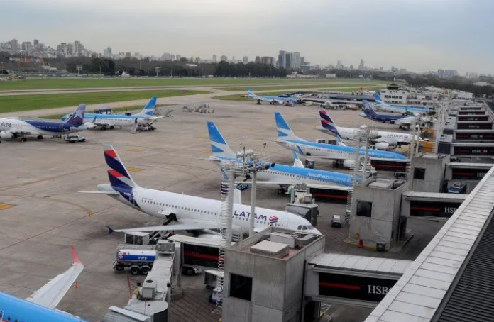 Aumentos: desde el lunes será más caro viajar en avión