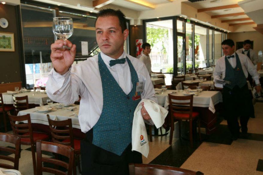 Incorporarán a 4.000 beneficiarios de planes sociales en el sector gastronómico