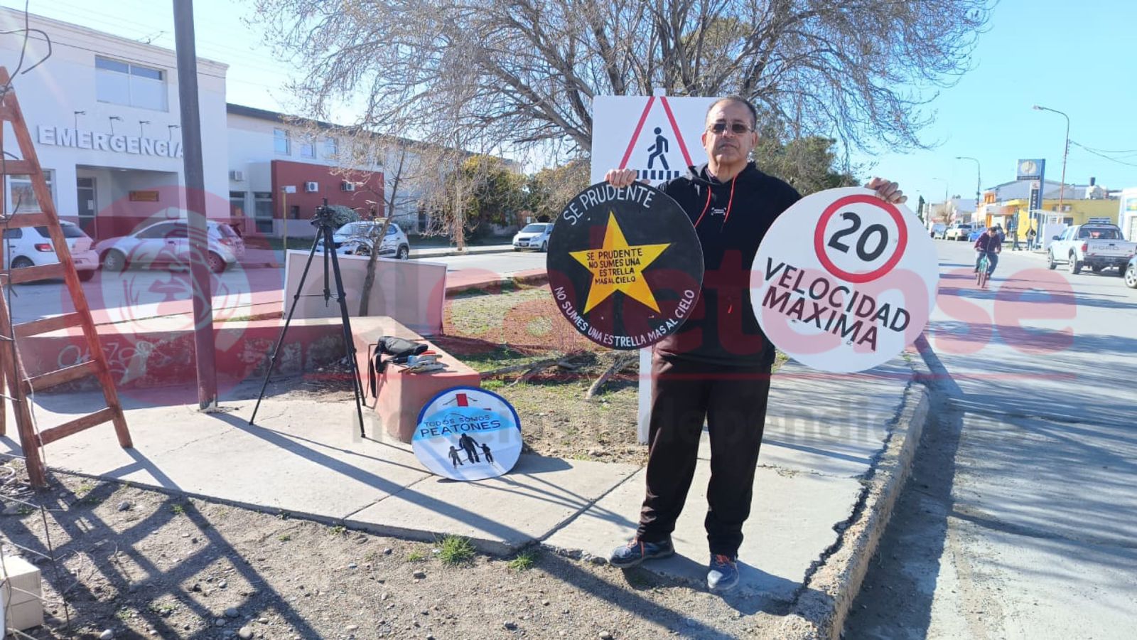 Vecinos autoconvocados colocaron sus propios carteles advirtiendo peligros en Avenida Eva Perón