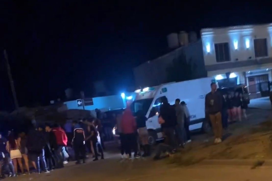 Afuera de un boliche: Se golpeó la cabeza con un cordón durante una pelea y está internado en UTI
