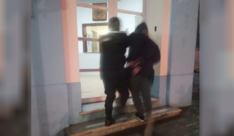 Forcejeó y le robó la cartera a una mujer de 69 años: se escapó pero fue detenido