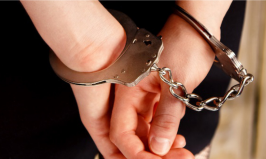Mujer en estado de ebriedad fue detenida tras destrozarle el auto a su hermano en zona de chacra