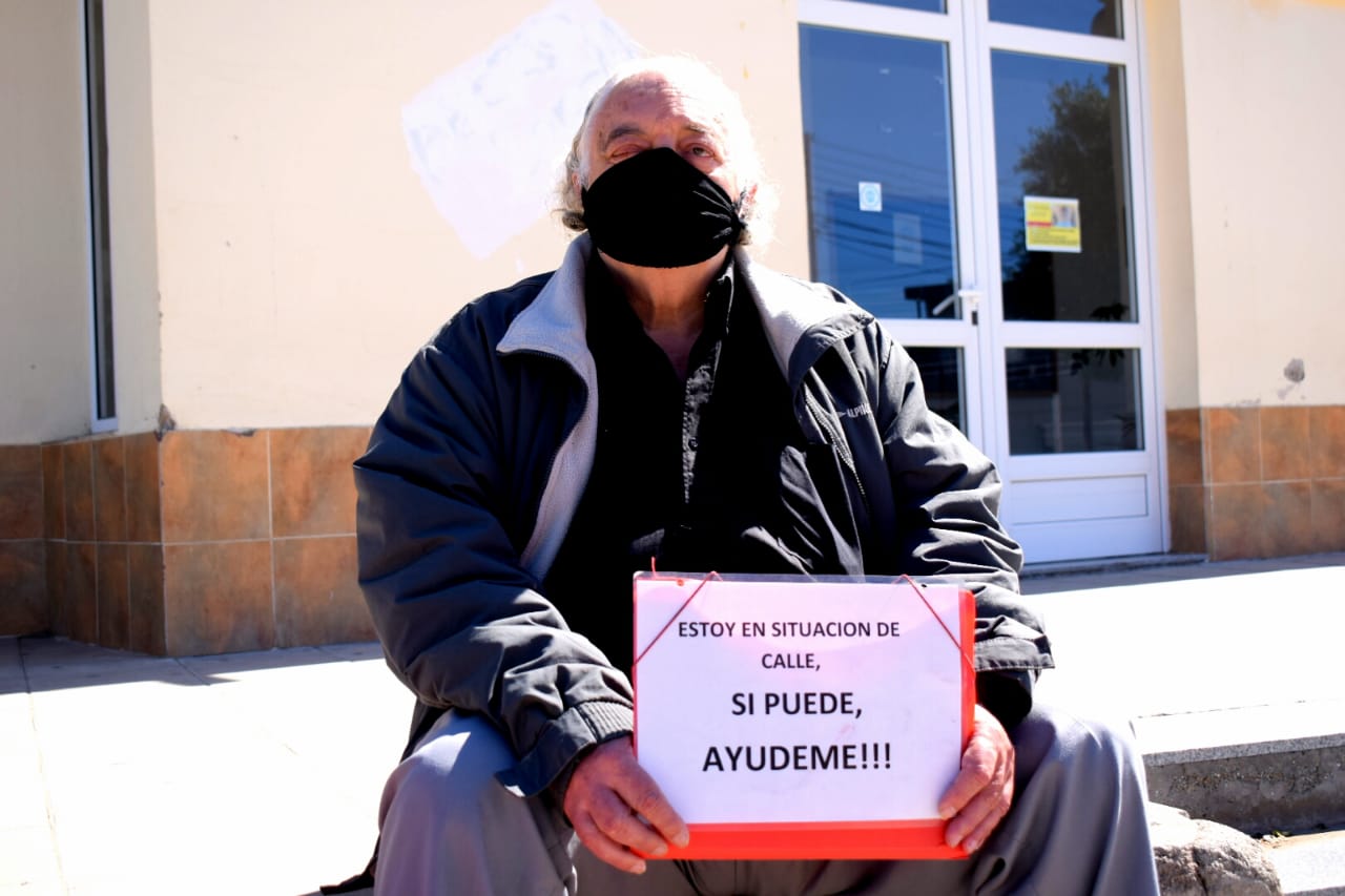 Jubilado en situación de calle mendiga en la puerta de la Parroquia San Juan Bosco y pide que 