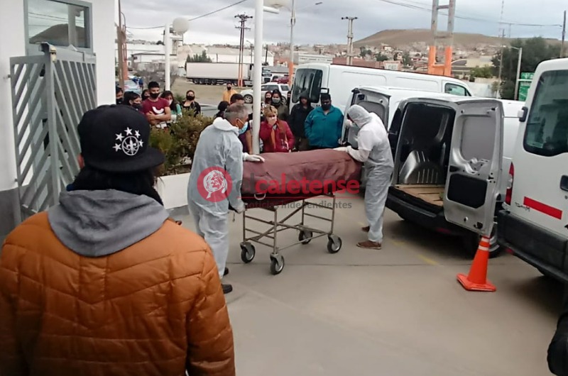 [Video] La madre se descompensó en la cochería: llegaron los restos de Rodrigo Curaqueo