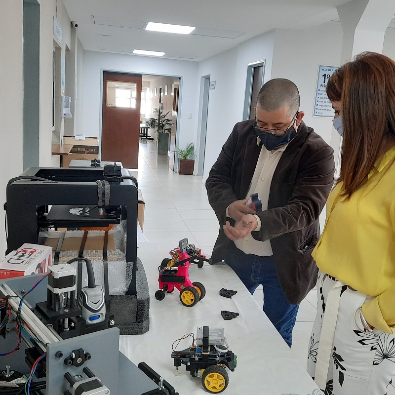 Entregaron equipamiento para el desarrollo tecnológico a un emprendedor capitalino