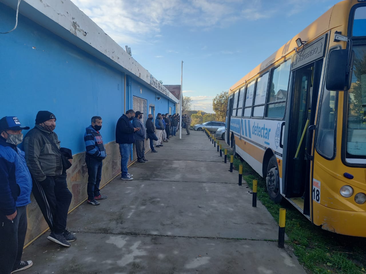 Una gran cantidad de taxistas y remiseros fueron a hisoparse esta jornada
