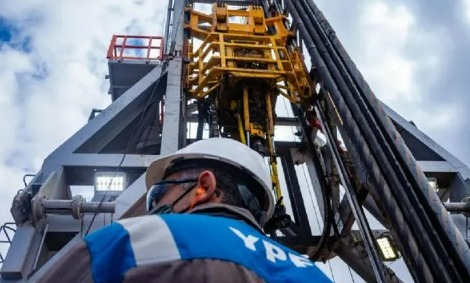 YPF firma los primeros 6 acuerdos para la cesión de 15 áreas convencionales