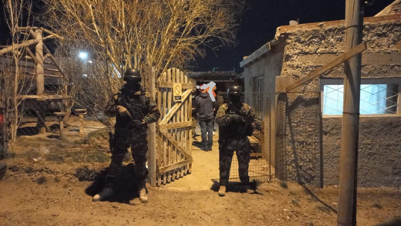 Caleta Olivia: La policía secuestró un automóvil y elementos logísticos utilizados en un robo 