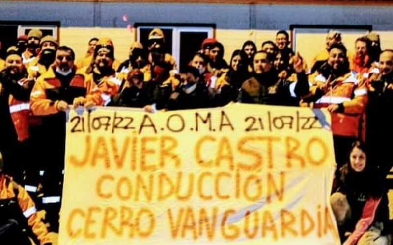 Mineros realizan un banderazo en apoyo a AOMA 