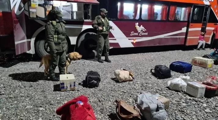 Detuvieron en Santa Cruz a dos hombres que viajaban con cocaína pegada al cuerpo desde Catamarca