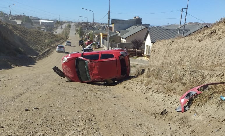 Ahora: Una mujer que conducía en estado de ebriedad volcó en la bajada del Bicentenario