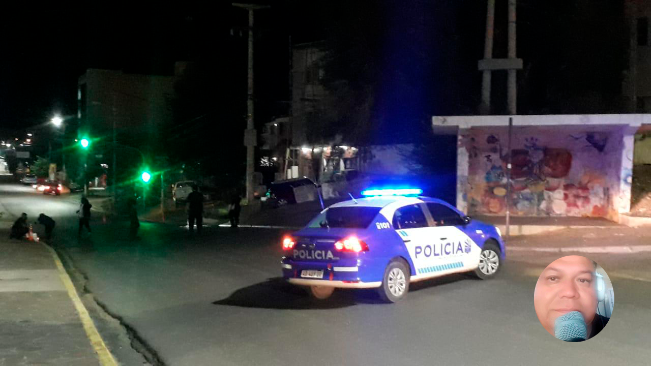 Lo habrían golpeado: El reconocido Dicky JS apareció tumbado en plena calle