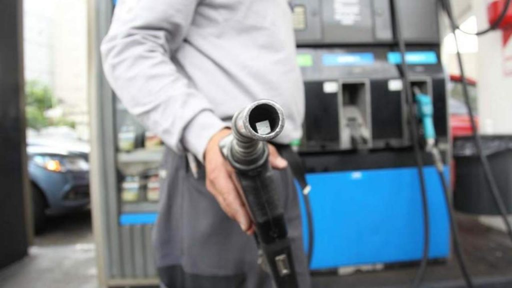 Por la actualización del ICL, biocombustibles y la devaluación, petroleras definen aumento de las naftas con un piso del 7%