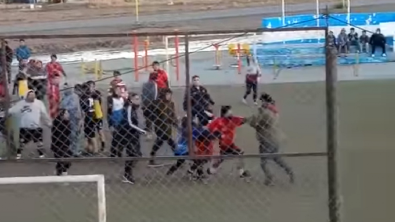 Un torneo de fútbol barrial terminó con una batalla campal en Las Heras