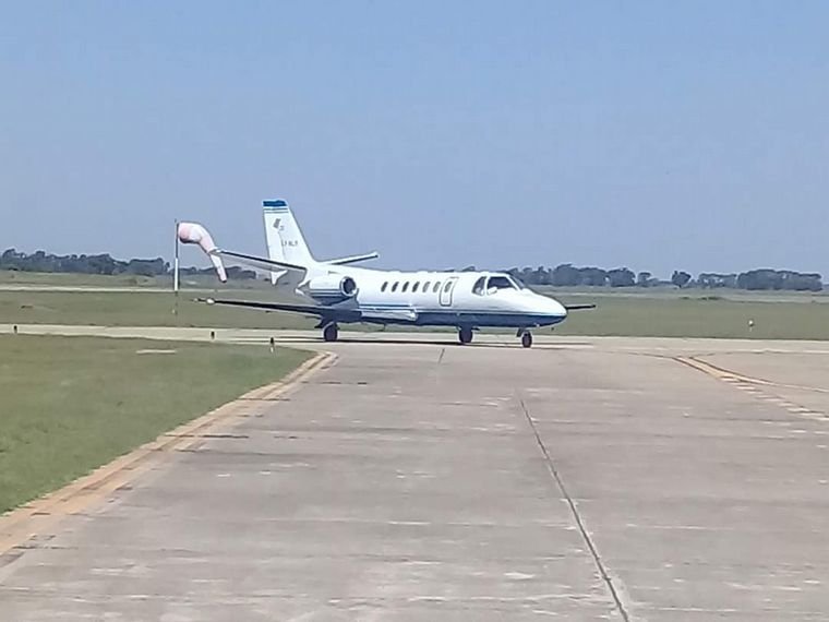 Por un incendio en una turbina, un avión de Santa Cruz aterrizó de emergencia en Río Cuarto, todos los ocupantes se encuentran bien