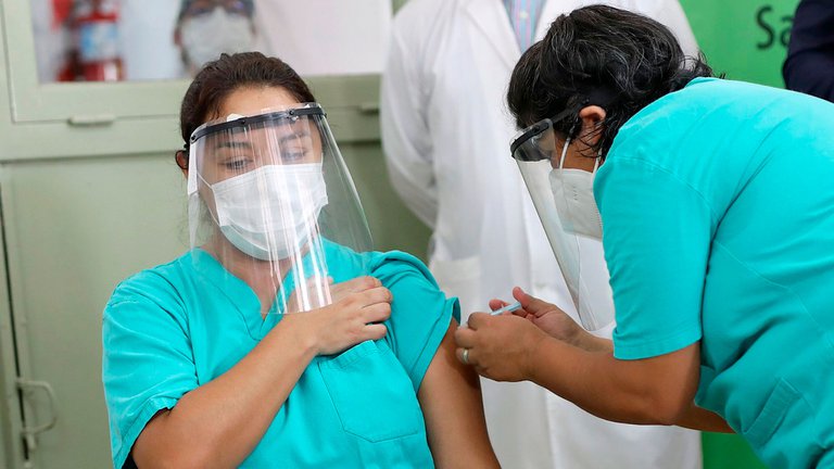 Los 25 médicos y enfermeros contagiados de Covid en el Hospital Gutiérrez tenían las dos dosis de la Sputnik V: cómo se explica esto