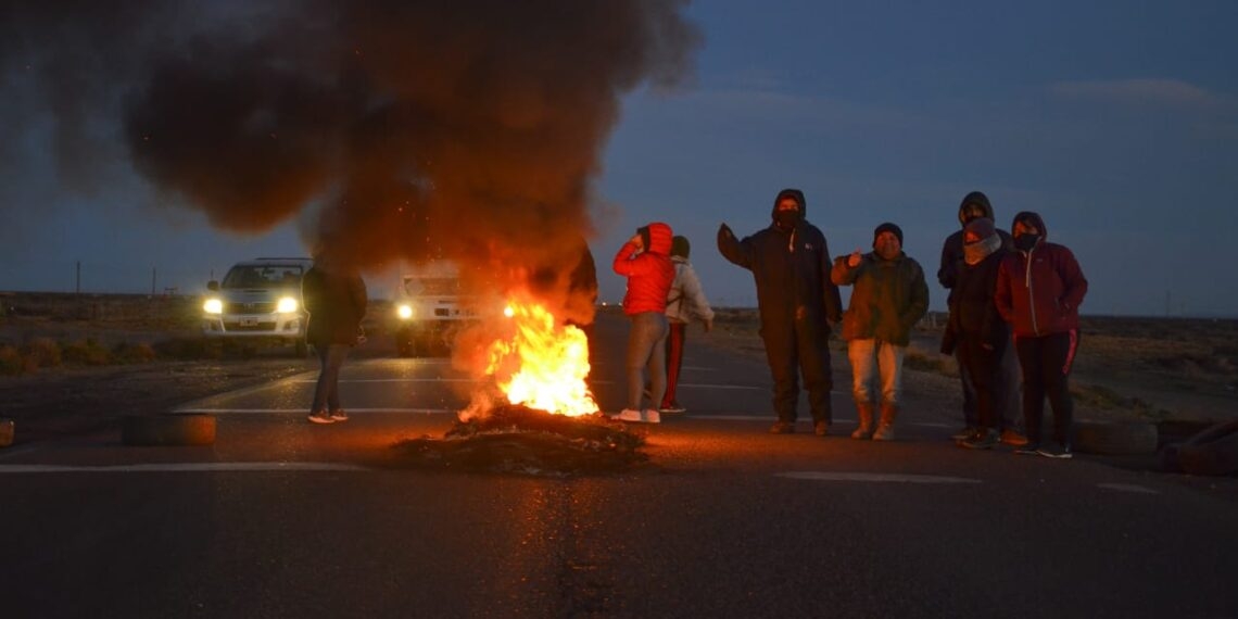 Corte de ruta en Pico Truncado: trabajadores protestan pidiendo continuidad laboral 
