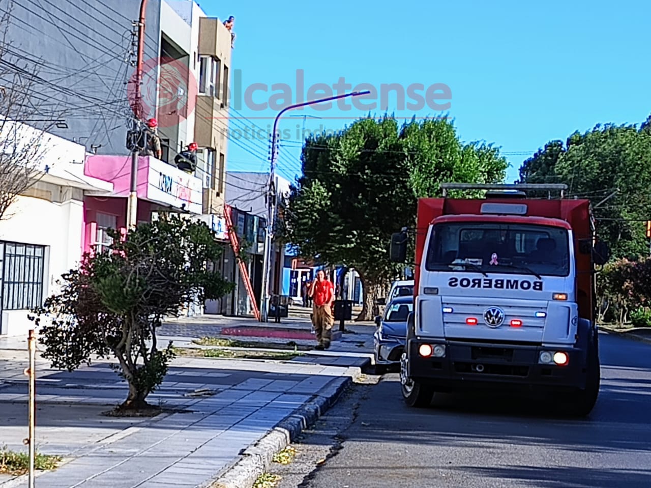 Un hombre en estado de ebriedad amenazó con arrojarse al vacío 