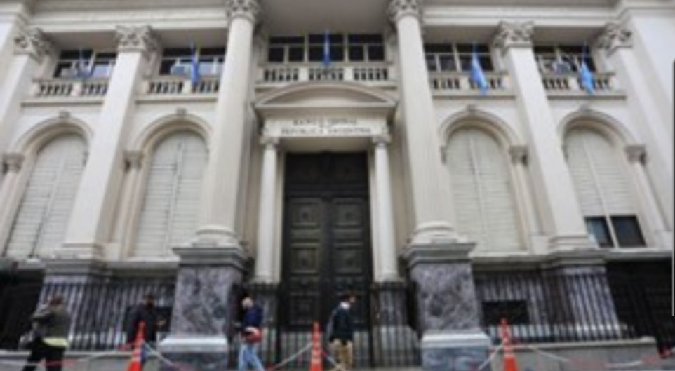 El BCRA analiza terminar con los turnos previos de los bancos para atención presencial