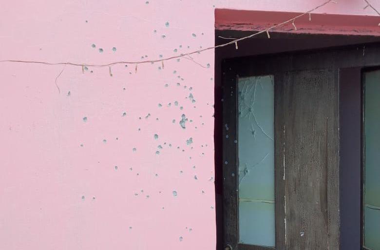 Un hombre de 46 años fue aprehendido luego de amenazar y balear la vivienda de un vecino caletense