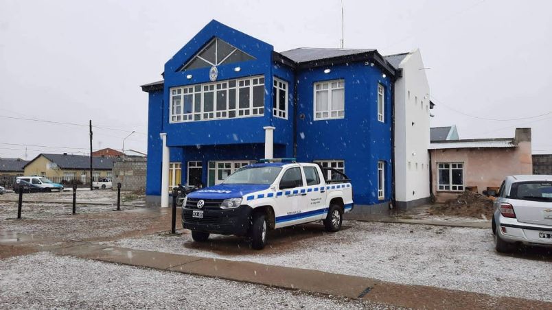 Un hombre que era intensamente buscado por homicidio se entregó hoy a la policía 