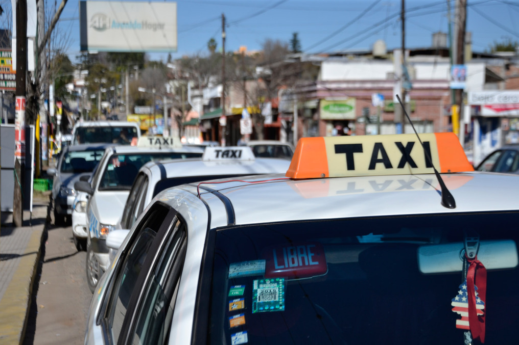 Vecinos se quejaron porque los taxis estarían cobrando la tarifa nocturna durante el día 