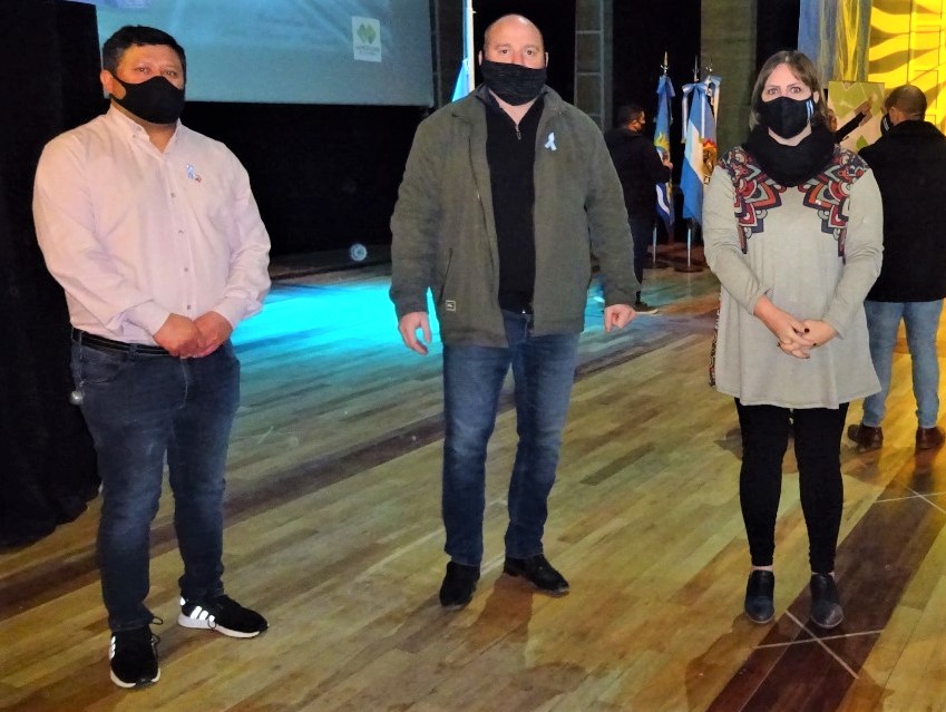 Las Heras: concejales y el diputado Elorrieta ayudaron a vecinos con una campaña de ropa abrigo y frazadas