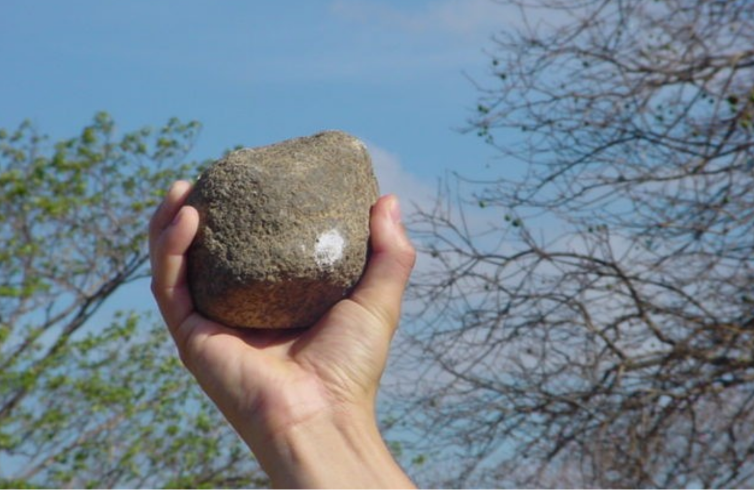 La policía intentó detener una pelea, jóvenes se defendieron con escudos, hubo piedrazos y una cabo resultó herida