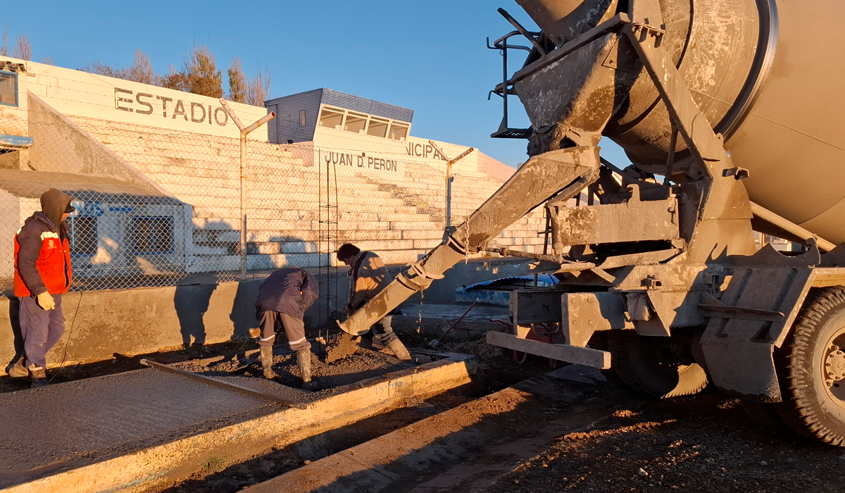 Concretan mejoras en el Estadio Municipal utilizando bloques de producción propia
