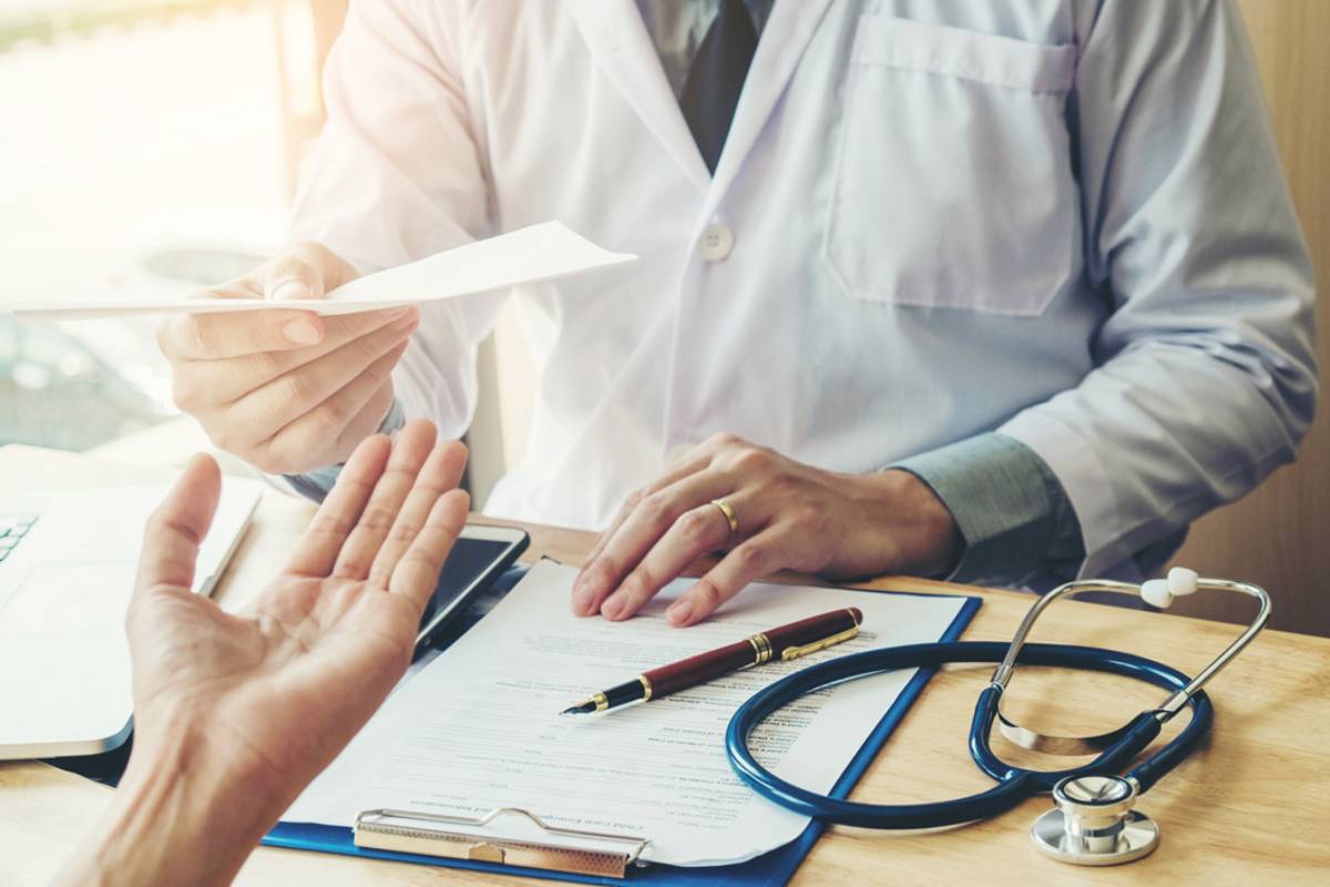 Cómo solicitar una derivación médica en la Caja de Servicios Sociales