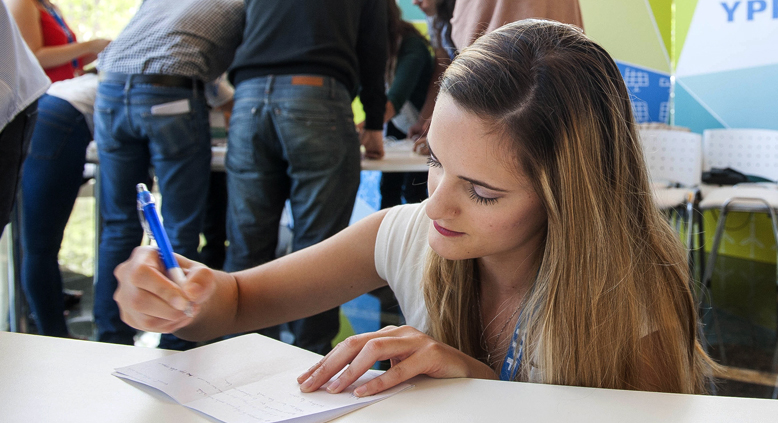 Hasta el 31 de marzo: Fundación YPF convoca a estudiantes para becarlos en carreras afines a la industria petrolera 