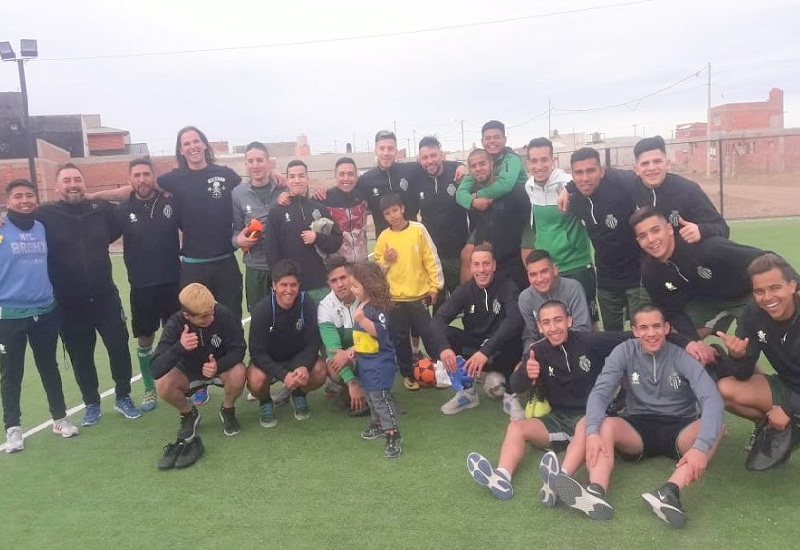 El plantel de Boxing se entrenó en el Playón del Bicentenario con los niños del barrio