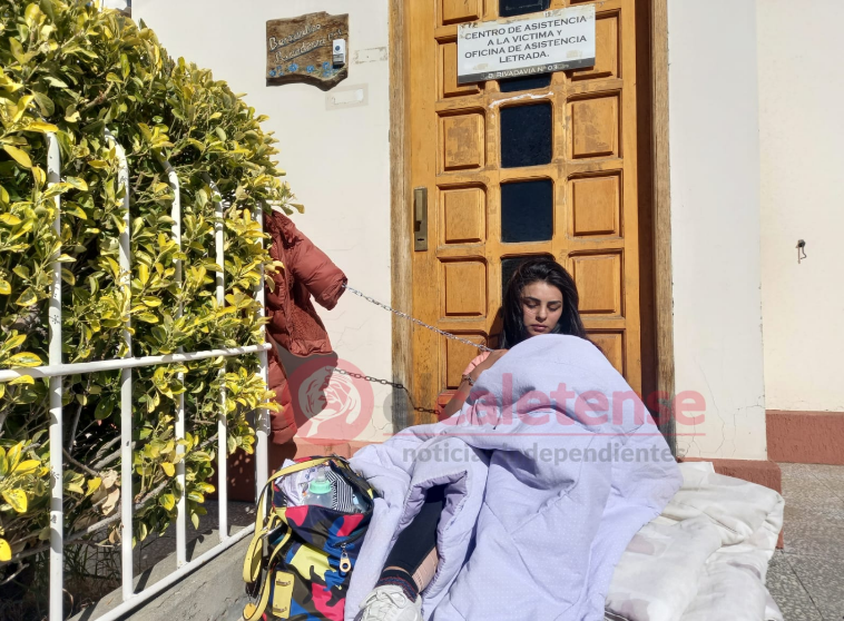 Víctima de violencia se encadenó con su bebé de 6 meses: 