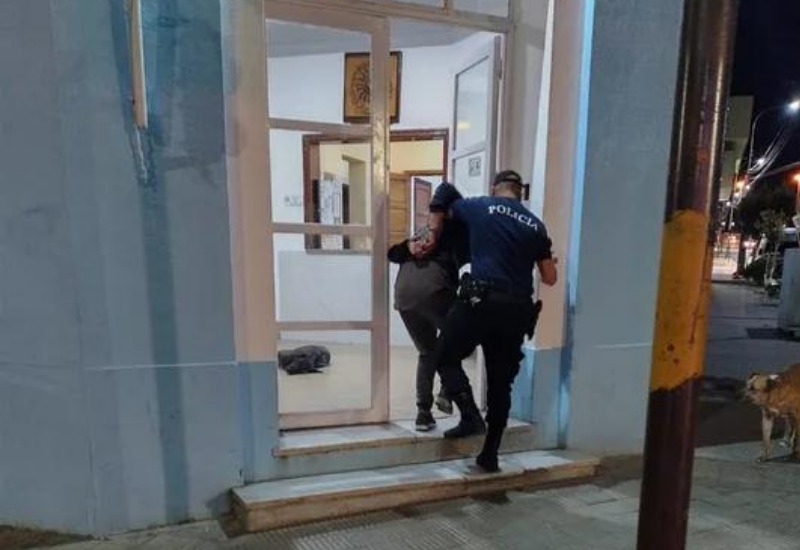 La policía de Comodoro detuvo la marcha del auto de un tirador disparándole a las cubiertas