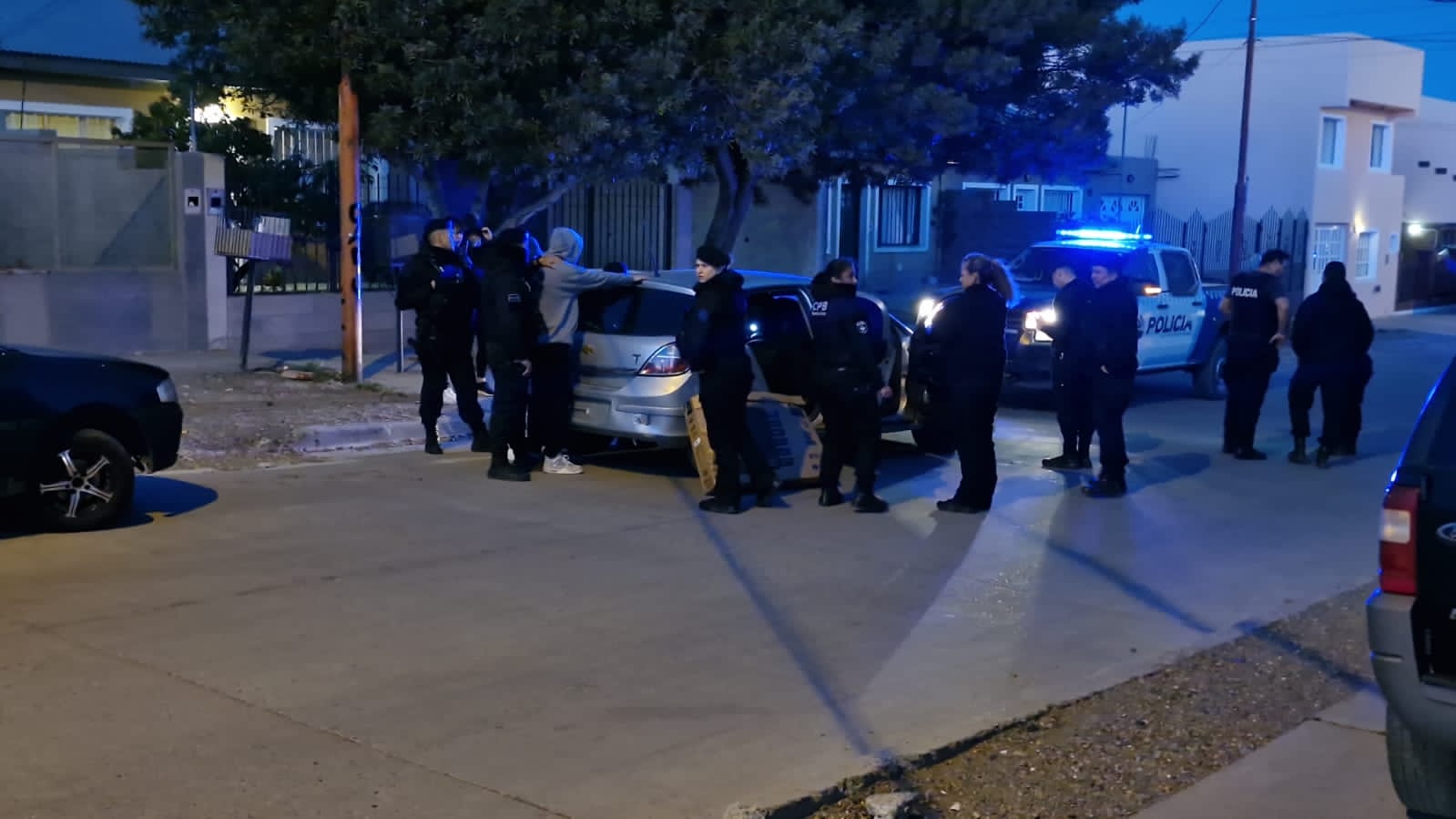 Tres detenidos  y secuestro de armas de fuego en operativo policial en Caleta Olivia