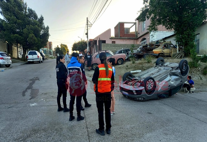 Choque y fuga en el B° Unión: Accidente de tránsito terminó con un vehículo volcado