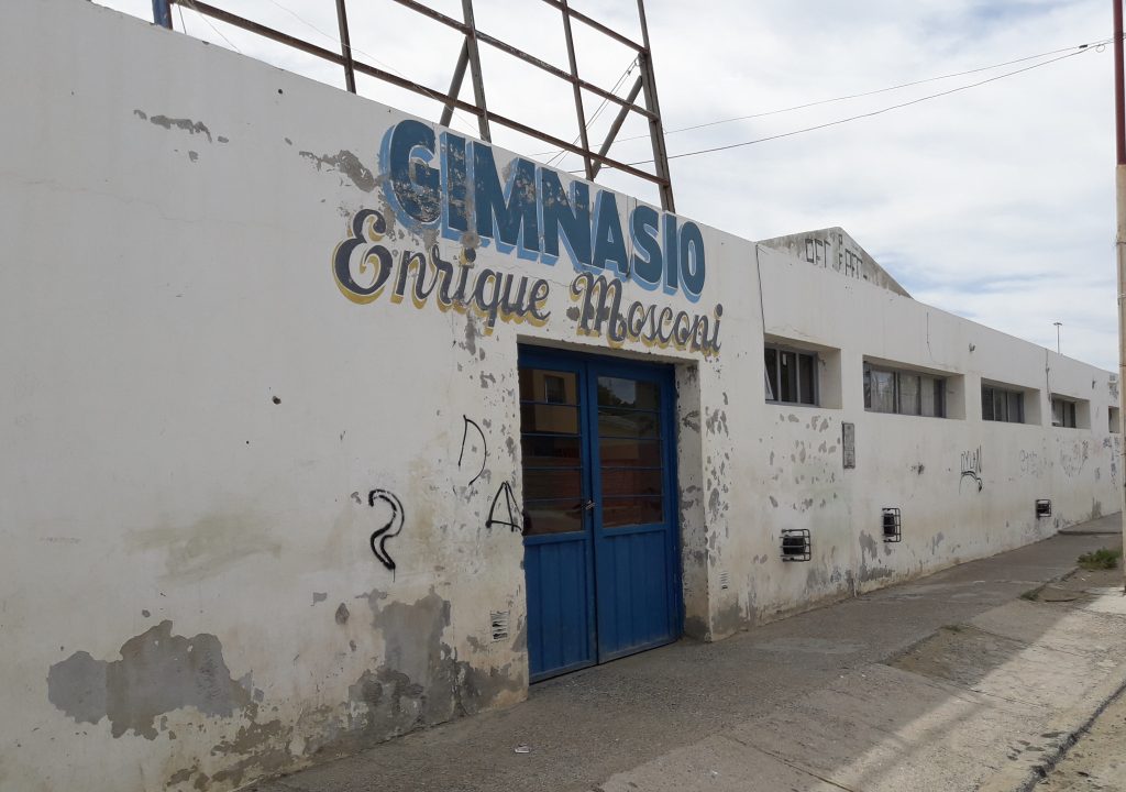 Denunciaron que amenazaron a un joven en una clase de artes marciales dentro del Mosconi 