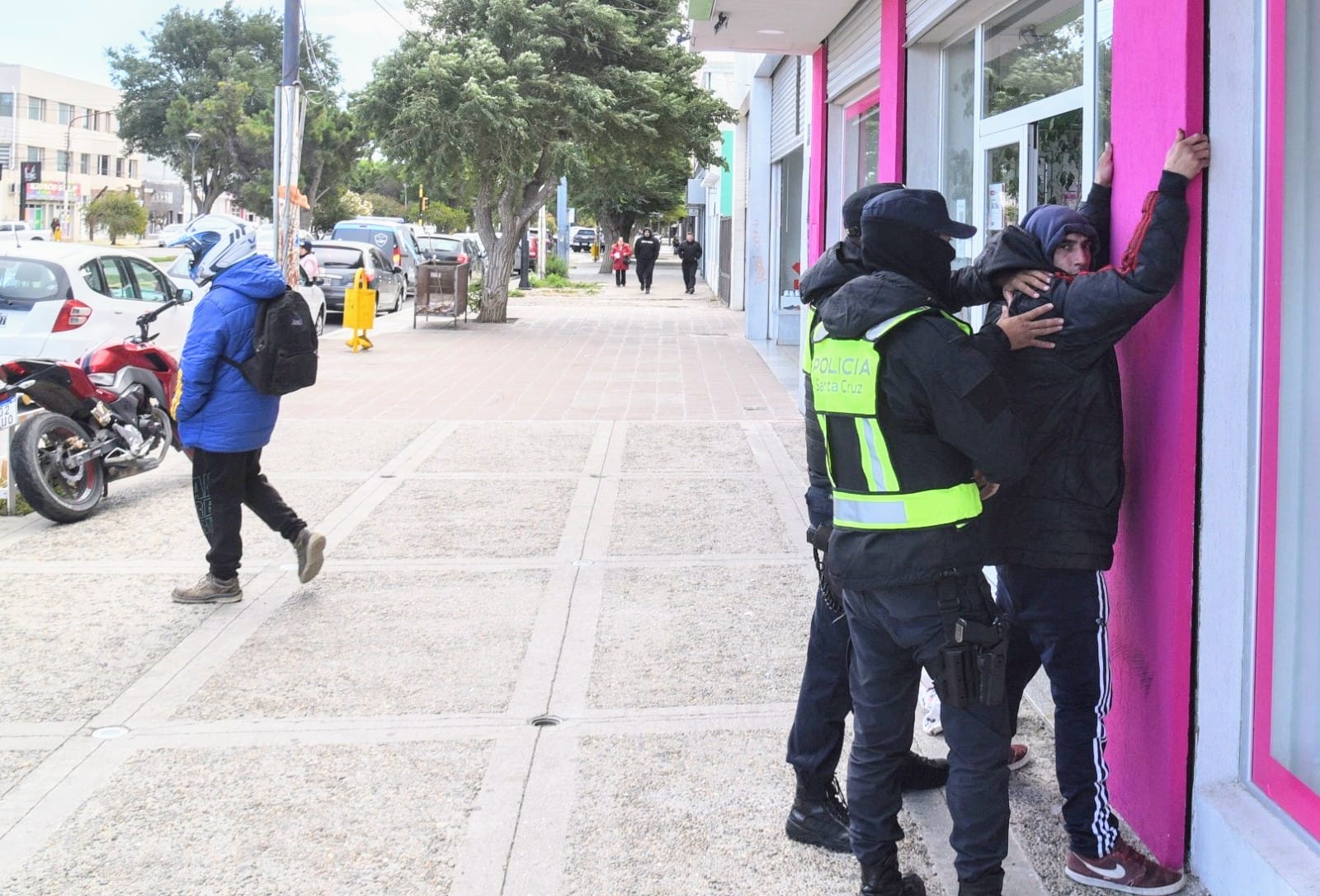 Un hombre quiso robar una moto y lo interceptaron