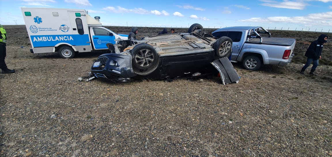 Una mujer quedó atrapada en el habitáculo de su auto tras volcar cerca de Guer Aike