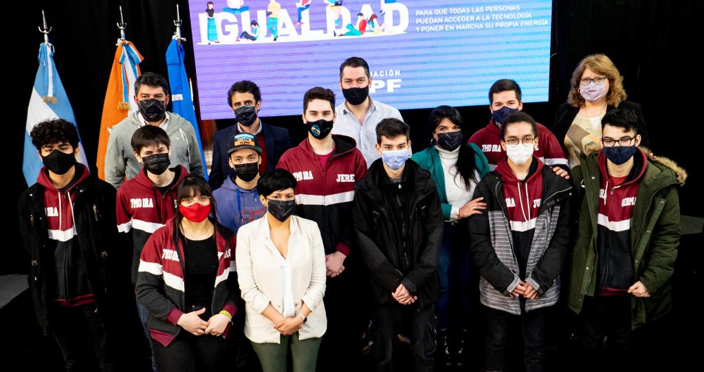 YPF y Fundación YPF entregaron notebooks y material educativo a escuelas de Río Grande