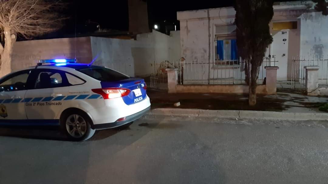Una familia de 5 personas mayores y un menor usurparon una vivienda 