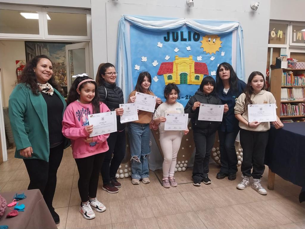 Gran acompañamiento de la comunidad al Taller de Tejido a Crochet en la Biblioteca Municipal